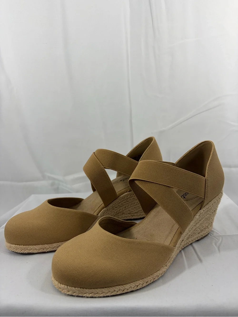 NWT Easy Street Women’s Size 8 Tan Espadrille Wedge Pumps with Crisscross Straps